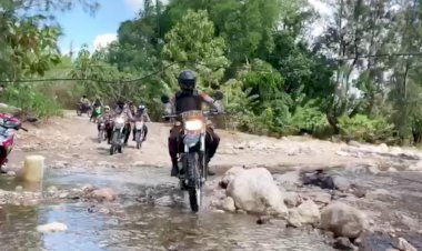 Kembali-Lalui-Medan-Sulit,-Kapolres-Belu-Pimpin-Patroli-Sambangi-Warga-Pedesaan