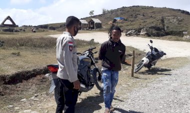 Bhabinkamtibmas-Polsek-Lamaknen-Imbau-Pengunjung-Fulan-Fehan-Pakai-Masker-dan-Jauhi-Tindak-Kriminal