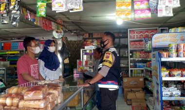 Sambang-Warga,-Bhabinkamtibmas-Naitimu-Minta-Pemilik-Toko-Disiplin-Terapkan-Prokes-Covid-19