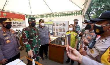 Kapolri-Wajibkan-Buku--Pedoman-Manajemen-Kontijensi-Klaster-Covid-19-Ada-Disaku-Petugas