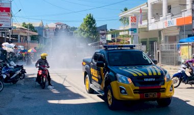 Gema-Lawan-Covid-19,-Polres-Belu-Bersama-Instansi-Terkait-Semprot-Disinfektan-di-Pasar-dan-Fasilitas-Umum