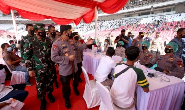 Panglima-TNI-dan-Kapolri-Tinjau-Vaksinasi-Massal-di-SUGBK