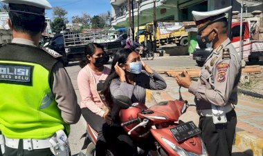 Sembari-Bagi-Masker,-Sat-Lantas-Polres-Belu-Pinta-Pengendara-Patuhi-Prokes-dan-Tertib-Berlalu-Lintas