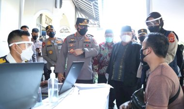 Tinjau-Vaksinasi-Massal-di-Persis,-Kapolri-Minta-Semua-Elemen-Masyarakat-Berkolaborasi-Percepat-Vaksinasi