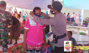 Video:-Turun-Penuh,-Polsek-Raihat-Bareng-Inskait-Sosialisasi-Prokes-dan-Bagi-bagi-Masker-di-Pasar-Haekesak