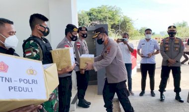Kunjungi-Motaain,-Irwasda-Polda-NTT-Serahkan-Bingkisan-untuk-Penjaga-Tapal-Batas-RI-RDTL
