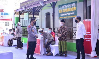 Presiden-dan-Kapolri-Tinjau-Vaksinasi-Merdeka-di-Ponpes-dan-Tempat-Ibadah-Se-Indonesia