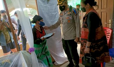 Wujud-Belasungkawa,-Kapolres-Belu-dan-Ketua-Bhayangkari-Melayat-ke-Rumah-Duka-Alm.BRIPKA-Marselino-Soares