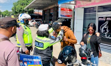 Razia-Ops-Patuh-2021,-Anggota-Polres-Belu-Periksa-Surat-Kendaraan-dan-Bagi-bagi-Masker-untuk-Pengendara