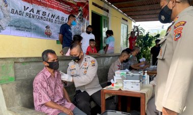 Kembali-Jemput-Bola,-Gerai-Vaksin-Presisi-Polres-Belu-Layani-Vaksinasi-Dosis-Kedua-Bagi-Penyandang-Difabel-dan-Warga-Kuneru
