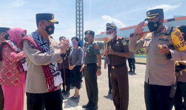 Bersama-Bupati-dan-Dekan-Fakultas-Vokasi-UNHAN-RI,-Kapolres-Belu-Sambut-Kedatangan-Kapolda-NTT-dan-Rombongan