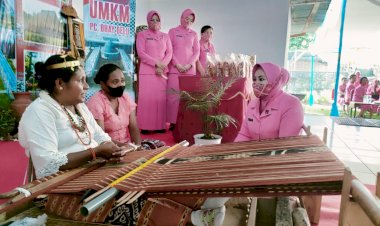 Kunjungan-ke-Pengurus-Cabang-Bhayangkari-Belu,-Ketua-Bhayangkari-Daerah-NTT-Harap-Bhayangkari-Tangguh-Menghadapi-Pandemi-Covid-19