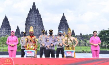 Kapolri-Serahkan-Bansos-ke-Pekerja-Seni-di-Yogyakarta-yang-Terdampak-Pandemi-Covid-19