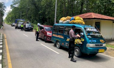 Patroli-di-Batas-Kota,-Satgas-Ops-Zebra-Polres-Belu-Bagi-Masker-dan-Buku-Panduan-Keselamatan-Berlalu-Lintas