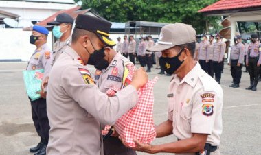 Jelang-Perayaan-Natal,-Kapolres-Belu-Bagi-Bingkisan-Natal-untuk-Personil-Polri-dan-ASN