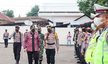 Pemeriksaan-Pasukan-dan-Penyematan-Pita-Tandai-Operasi-Lilin-Ranakah-2021-di-Wilayah-Belu-Tapal-Batas