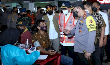 Tinjau-Bandara-Soetta-H-1-Natal,-Kapolri-Minta-Pengawasan-Ketat-Masa-Karantina-PPI