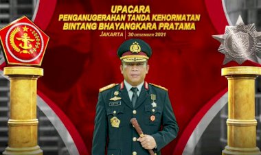 Irjen-Pol.-Drs.-Lotharia-Latif,-S.H.,-M.Hum.-Mendapat-Penghargaan-Bintang-Bhayangkara-Pratama-dari-Presiden-RI-yang-disematkan-oleh-Kapolri