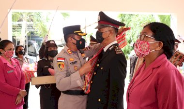 Dari-Upacara-Hingga-Tradisi-Pedang-Pora,-Kapolres-Belu-Bersama-Anggota-Lepas-26-Wisuda-Purna-Bhakti