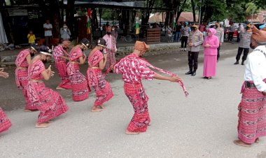 Tradisi-Likurai-dan-Sapaan-Adat,-Warnai-Penyambutan-Kapolda-NTT,-Irjen-Pol.-Drs.-Setyo-Budiyanto-di-Mako-Polres-Belu