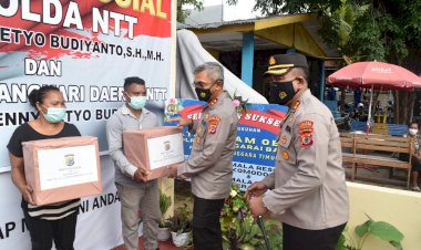Kunjungi-Labuan-Bajo,-Kapolda-NTT-Berikan-Bantuan-Sosial-Kepada-Warga-Masayarakat-Terdampak-Covid-19