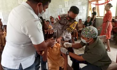 Turun-ke-SD-Kelas-Jauh-Halimuti,-AIPDA-Iwan-Diliyanto-Dampingi-Puskesmas-Gelar-Vaksinasi-Merdeka-Anak