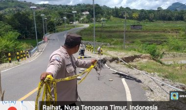 Jalan-Sabuk-Merah-Perbatasan-Rusak-Akibat-Longsor,-Polsek-Raihat-Turun-Pasang-Garis-Polisi