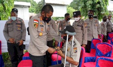 Baru-Pulih-dari-Sakit-Diabetes-yang-Dideritanya,--BRIPKA-Miguel-Dos-Santos-Terharu-Terima-Tali-Asih-dari-Kapolres-Belu