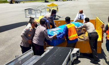 Lakukan-Prosesi-Penghormatan,-8-Korban-Penembakan-KKB-Diserahkan-ke-Keluarga