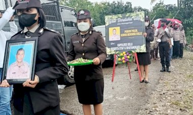 Upacara-Kedinasan-Polri,-Hantarkan-Serma-Purn.Hendrik-Nalle-Menuju-Tempat-Peristirahatan-Terakhir