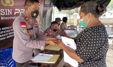Gandeng-Gerai-Vaksin-Presisi,-Polres-Belu-Salurkan-Bantuan-Tunai-untuk-PKL,-Warung-dan-Nelayan