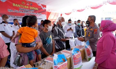 Kunker-ke-Sumba-Barat-Daya,-Kapolda-NTT-Bagikan-Bansos-Bagi-Penyandang-Disabilitas