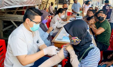 Akselerasi-Vaksinasi,-Gerai-Vaksin-Presisi-Polres-Belu-Jemput-Bola-Gelar-Vaksinasi-Massal-di-Pasar-Baru