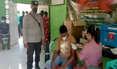 Dukung-Puskesmas,-Bhabinkamtibmas-Polsek-Kakuluk-Mesak-Bantu-Mobilisasi-Warga-Percepat-Vaksinasi