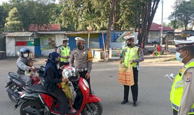 Berbagi-di-Tengah-Ramadhan,-Polres-Belu-Bagi-Takjil-dan-Masker-untuk-Masyarakat-Jelang-Berbuka-Puasa