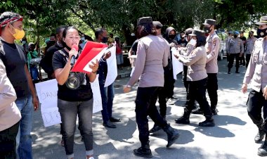 Salut,-Srikandi-Polwan-Polres-Belu-Bagikan-Air-Mineral-ke-Peserta-Aksi-damai-di-Depan-Gedung-DPRD-Belu