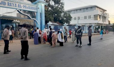 Jamin-Keamanan-dan-Pengawasan-Prokes,-Polres-Belu-Bersama-Inskait-Turun-ke-Masjid-Amankan-Sholat-Idul-Fitri-1443-H