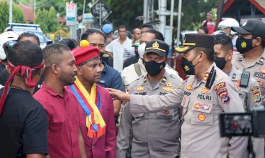 Bergerak-dari-Titik-Kumpul-hingga-Kantor-DPRD,-Kapolres-Belu-Pimpin-Pengamanan-Aksi-Damai-PMKRI-Dan-FSMPK