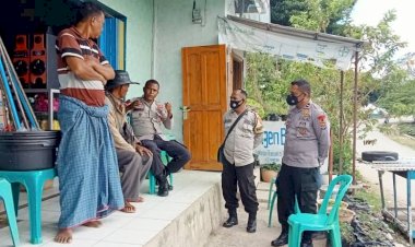 Jelang-Hari-Bhayangkara-ke-76,-Anggota-Pos-Laktutus-dan-Brimob-Door-to-Door-Ajak-Warga-Perbatasan-Jauhi-Perbuatan-Melawan-Hukum