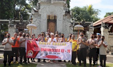 Baksos-di-Hari-Bhayangkara-ke-76,-Wakapolres-Belu-Pimpin-Anggota-Kerja-Bakti-Bersihkan-Tempat-Ibadah