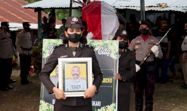 Upacara-Kedinasan-Polri,-Hantarkan-Aipda-Purn.Baselius-Palbeno-Menuju-Tempat-Peristirahatan-Terakhir