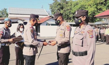 Ukir-Prestasi-di-Luar-Bidang-Tugasnya,-Tiga-Personil-Polres-Belu-Terima-Penghargaan-dari-Kapolres-Belu