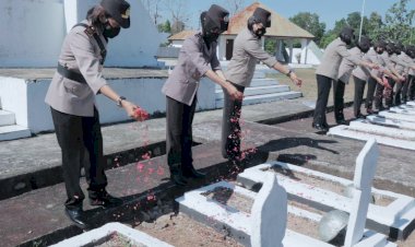 Jelang-HUT-Polwan-RI-ke-74,-Srikandi-Polwan-Polres-Belu-Gelar-Ziarah-dan-Tabur-Bunga-di-Taman-Makam-Pahlawan-Seroja