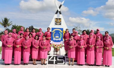 Peringatan-HKGB-ke-70:-Setelah-Anjangsana,-Ketua-Bhayangkari-Cabang-Belu-bersama-Pengurus-Ziarah-ke-Taman-Makam-Pahlawan-Seroja