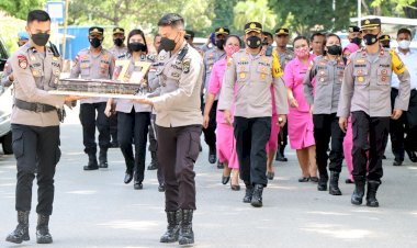 Datangi-Syukuran-dengan-Berjalan-Kaki,-Kapolres-Belu-Beri-Surprise-di-Hari-Jadi-ke-77--Korps-Brimob-Polri