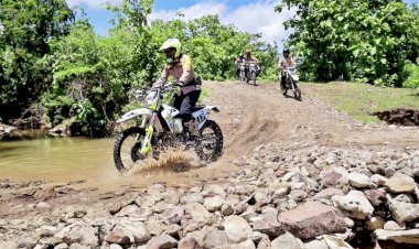 Ucap-Terima-Kasih,-Warga-Terharu-Kapolres-Belu--Bersama-Pejabat-Utama-Rela-Terjang-Sungai-Salurkan-Bantuan