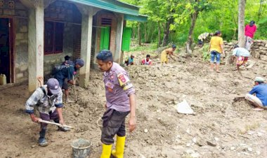Tidak-Peduli-Kotor,-Bhabinkamtibmas-Kewar-Polres-Belu-Gotong-Royong-Bersihkan-Rumah-Warga-Terdampak-Banjir