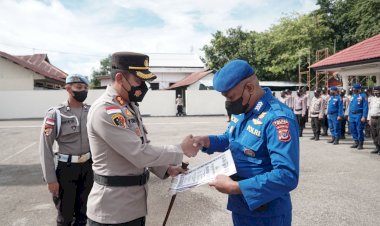 Gagalkan-Upaya-Penyelundupan-1,-5-Ton-Minyak-Tanah-ke-Timor-Leste,-Personel-Sat-Pol-Airud-Terima-Reward-dari-Kapolres-Belu