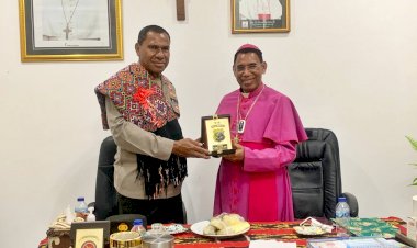 Jalin-Sinergi-dan-Kolaborasi-dengan-Tokoh-Agama,-Kapolda-NTT-Kunjungi-Uskup-Agung-Atambua