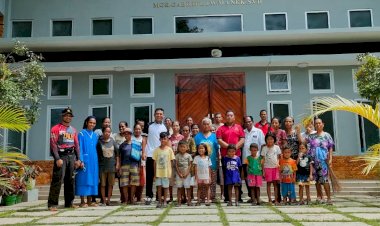 Wujud-Kedekatan-Polri-dengan-Warga-Jelang-Nataru,-Polsek-Lasiolat-Kerja-Bakti-Bersihkan-Kapela-Mgr.-Gabriel-Manek,-SVD